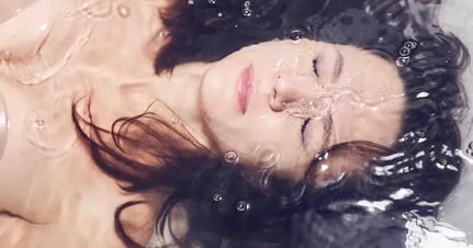 Underwater portrait of person floating_Mobi_Getty-Darya Komarova.jpg