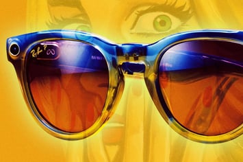 man-smart-glasses-records-woman-demands-money